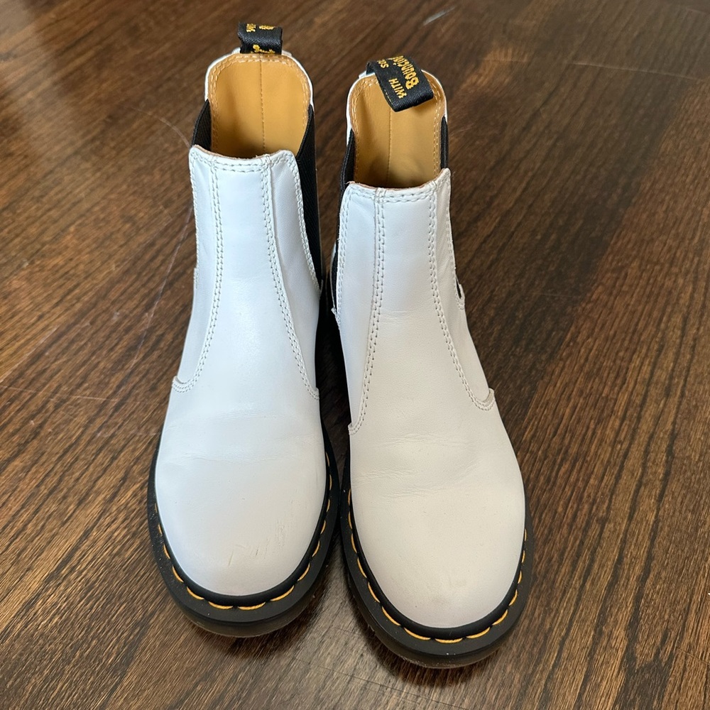DOC MARTEN 2976 Yellow Stitch Smooth Leather Chelsea Boots